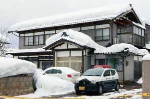 男性が死亡した事件現場＝８日、長岡市