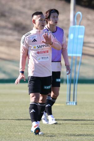 周囲と話し合いながら練習に取り組むＤＦ早川史哉＝宮崎県都城市
