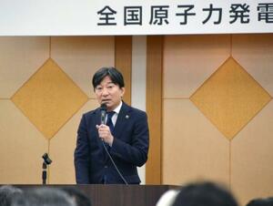 　全国原子力発電所所在市町村協議会の総会で話す、会長の米沢光治福井県敦賀市長＝１４日午後、東京都千代田区