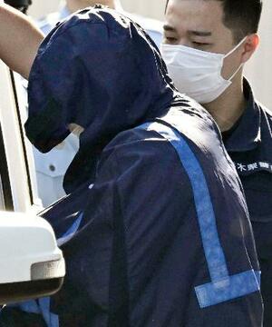 　送検のため栃木県警さくら署を出る竹前海斗容疑者（手前）＝１８日午前７時３０分