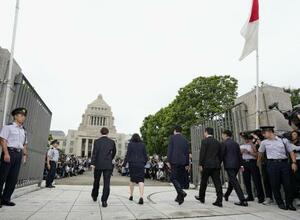 開門した国会に登院する議員=8月1日午前8時
