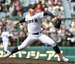 　長崎西戦の４回から２番手で登板した滋賀学園・伴田＝甲子園