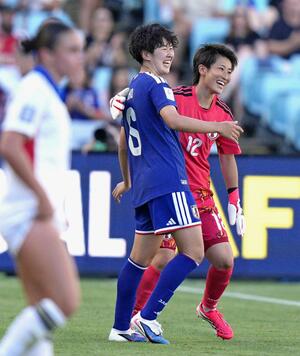日本-フィリピン 前半終了間際、チーム2点目のゴールを決め、GK平尾(右)に祝福される古賀=シドニー(共同)