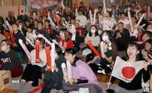 パブリックビューイング会場で堀島行真選手を応援する人たち=15日夜、岐阜県池田町