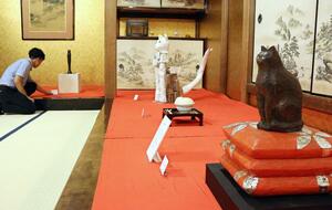 座り姿や寝転がったポーズなど、個性豊かなネコの作品が集まった「ねこ展」=7月11日、新発田市諏訪町1