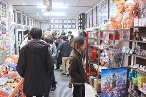 2月1日に閉館する出雲崎レトロミュージアムを訪れた新潟産業大学の学生=出雲崎町大門