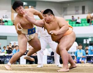 相撲個人予選3回戦で秋田北鷹・長岐征馬を攻める埼玉栄・田宮愛喜(右)=鳥取県ヤマタスポーツパーク県民体育館