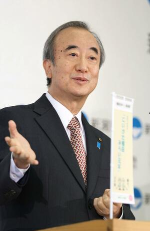 定例記者会見で柏崎刈羽原発の再稼働に関する県民意識調査について述べる花角英世知事=5月8日、県庁