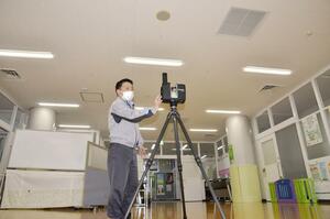 御前崎市役所西館を測定する研究チームの担当者。中部電力浜岡原発事故時に高齢者などの一時避難先となる=1月10日、静岡県御前崎市