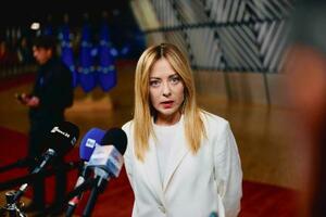 記者の取材に応じるイタリアのメローニ首相=3月、ベルギー・ブリュッセル(イタリア首相府提供・共同)