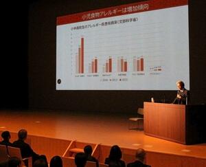 教職員らに向けて開かれた食物アレルギー研修＝上越市本城町