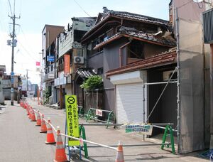 火災から1カ月以上たっても車が通行できないままの現場周辺の道路=三条市居島