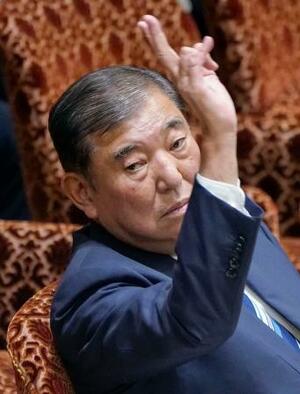 参院予算委の集中審議で答弁のため挙手する石破首相=5日午前