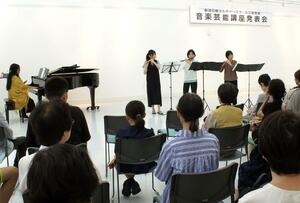 日頃の練習の成果を披露した日報カルチャースクール音楽芸能講座発表会=三条市興野1