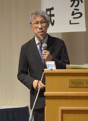 日韓関係の今後の在り方などについて語る小針進・静岡県立大教授=20日、新潟市中央区
