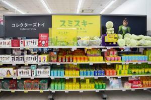 　トイザらス・ベビーザらスお台場店のキダルトコーナーの陳列棚に並ぶ商品＝東京都港区