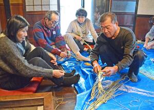 指導を受けながら、稲わらを使ったリースを作る参加者＝１５日、十日町市小出