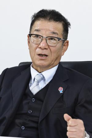 インタビューに応じる松井一郎氏=11月6日、大阪市