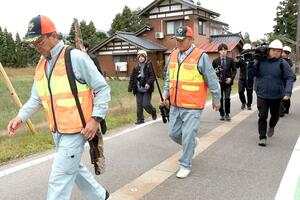 クマの駆除に向かう猟友会関係者ら＝１０月３１日午後３時過ぎ、阿賀野市新保