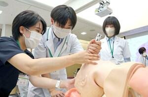 模型を使って気管内挿管の体験をする直江津中等教育学校の生徒=上越市新南町