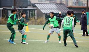 開幕に向け、汗を流す帝京長岡高の選手ら＝長岡市