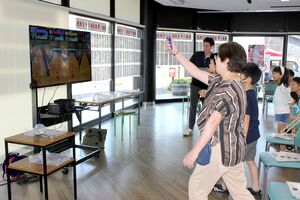 ボウリングのスポーツゲームを楽しむ参加者ら=6月29日、見附市
