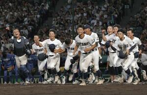 今夏の全国高校野球選手権大会で勝利し駆け出す佐賀県立佐賀北高の選手たち=8月、甲子園球場