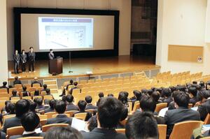 小千谷西高校の生徒が大学訪問の成果などを報告した発表会＝小千谷市民会館