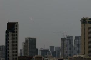 　上空にイランのミサイルが探知されたイスラエル中部テルアビブ＝１日（ゲッティ＝共同）