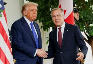 カナダのカーニー首相(右)を出迎えるトランプ米大統領=7日、ホワイトハウス(ロイター=共同)