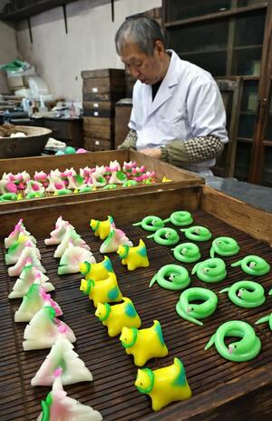 小浜屋菓子店が小正月の時期に作り続けている「ちんころ」=1月10日、上越市吉川区
