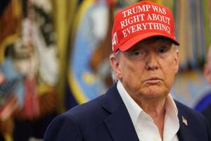 「トランプは全てにおいて正しかった」と書かれた帽子を着用するトランプ米大統領=22日、ホワイトハウス(ロイター=共同)