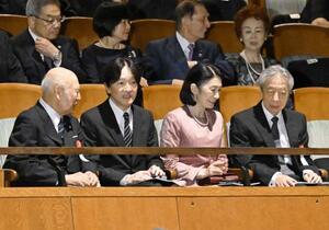 第80回文化庁芸術祭オープニング公演のオペラ「ラ・ボエーム」を鑑賞するため、新国立劇場に到着された秋篠宮ご夫妻=1日午後、東京都渋谷区(代表撮影)