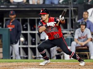 タイガース戦の9回、投前スクイズを決めるホワイトソックス・西田=シカゴ(共同)