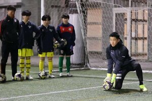 ＧＫの動作の手本を示す早川友基＝新潟市中央区の北越高