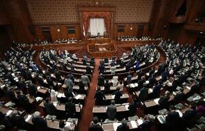 改正歳費法が全会一致で可決、成立した参院本会議=昨年12月