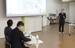 労働時間の削減策について新潟労働局の福岡洋志局長（左）に報告する新潟電子工業の岡﨑淳社長（右）＝１７日、新潟市南区