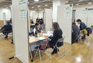 ２０２５年産米の高騰が続く中、生産者と流通関係者が参加した新潟米商談会＝１１月、東京都中央区