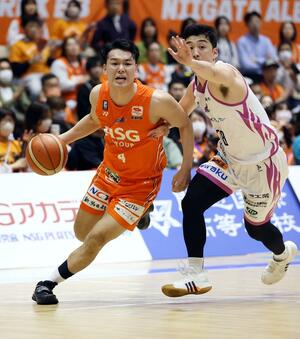 新潟-福島 第2クオーター、ドリブルする高橋克実=アオーレ長岡