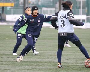 日テレ東京V戦に向けて調整するMF石田千尋(中央)=14日、新潟市西区