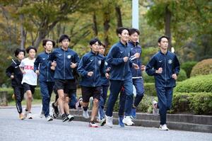 全日本大学駅伝に向け、練習に汗を流す新潟大の選手たち=新潟大