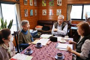 和気あいあいとした雰囲気で打ち合わせをする「湯沢で落語を楽しむ会」のメンバーたち=湯沢町土樽