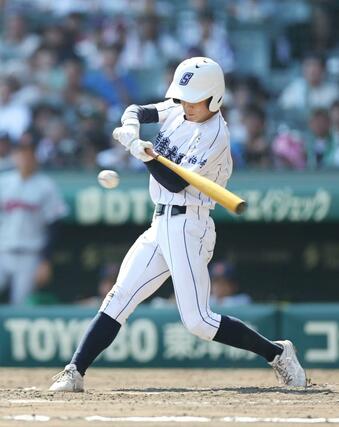9回中村心虹が左安打を放つ=甲子園