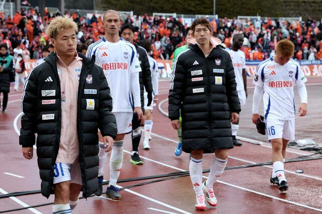町田に０－１で敗れ、サポーターにあいさつし引き上げる新潟の選手たち