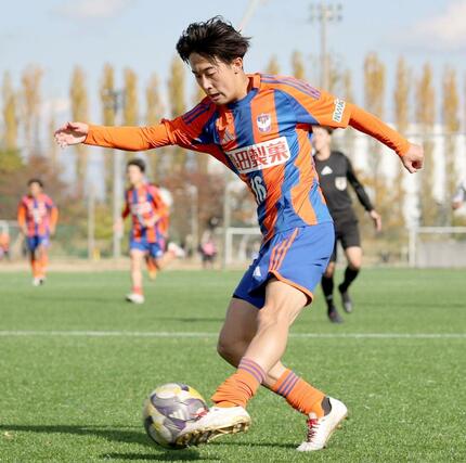 新潟U18-松本U18 後半、攻め込む新潟U18のMF小林椋人=聖籠町