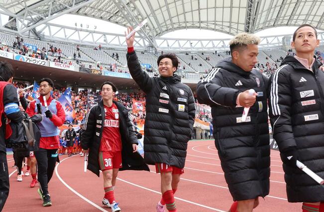 試合終了後、笑顔で声援に応えるDF舩木翔(中央)。チーム加入後ホームでの初勝利となった=ビッグスワン