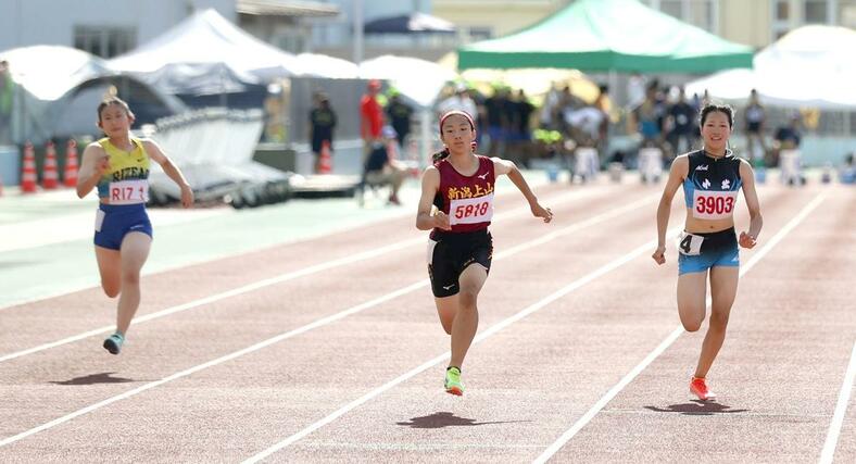 女子100メートル決勝 優勝した山田葉梛(上山・写真中央)=19日、柏崎市陸上競技場