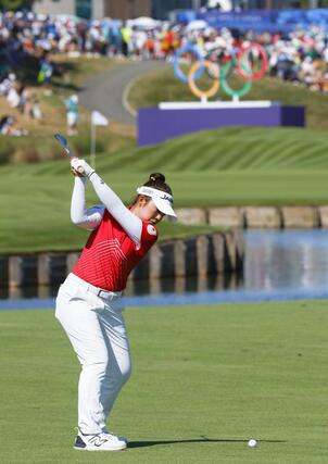 女子　最終ラウンド、１５番でショットを放つ山下美夢有＝パリ郊外（共同）