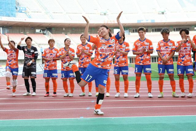 サポータの前で勝利のダンスを披露する滝川結女＝ビッグスワン