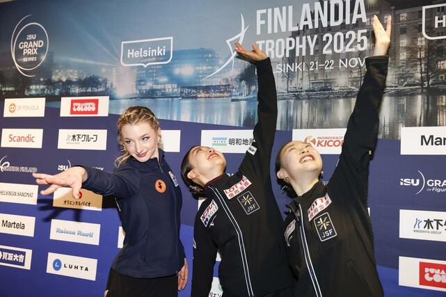 記者会見を前にポーズをとる(左から)2位のアンバー・グレン、優勝の千葉百音、3位の松生理乃=ヘルシンキ(共同)